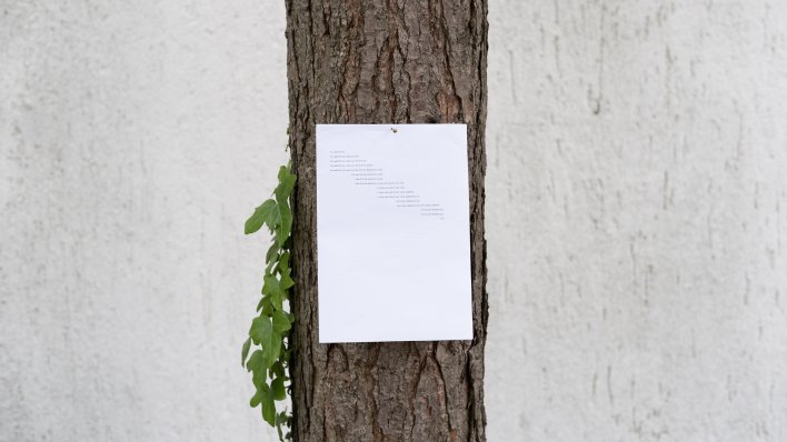Ein Gedicht an einem Baum