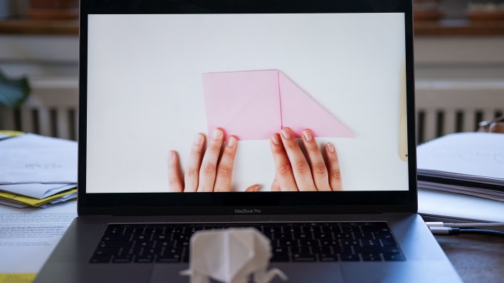 Anleitung eines Origami-Elefanten auf einem Laptop