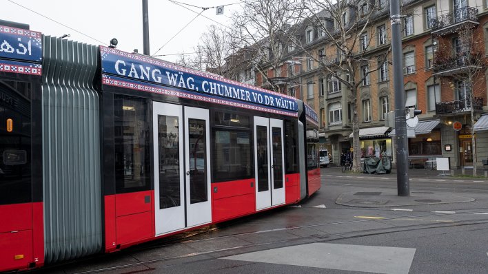 Ein Tram von Bern Mobil beschriftet mit "Gang wäg, Chummer vo dr Wäut"