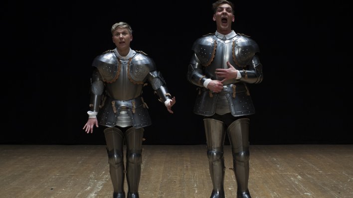 Two knights are standing next to each other and talk to the audience.