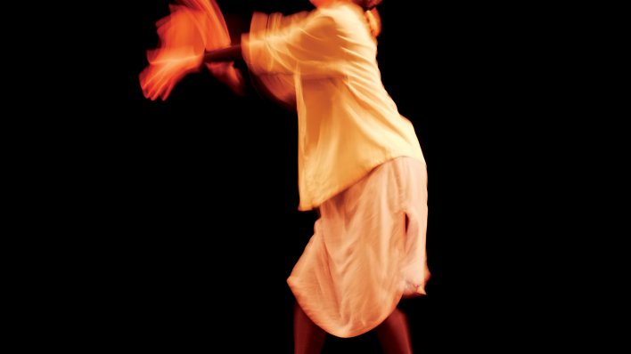 Alma Söderberg tanzt mit ihren Händen