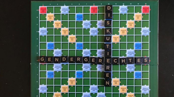 Die Wörter gendergerechtes Diskutieren auf einem Scrabblebrett