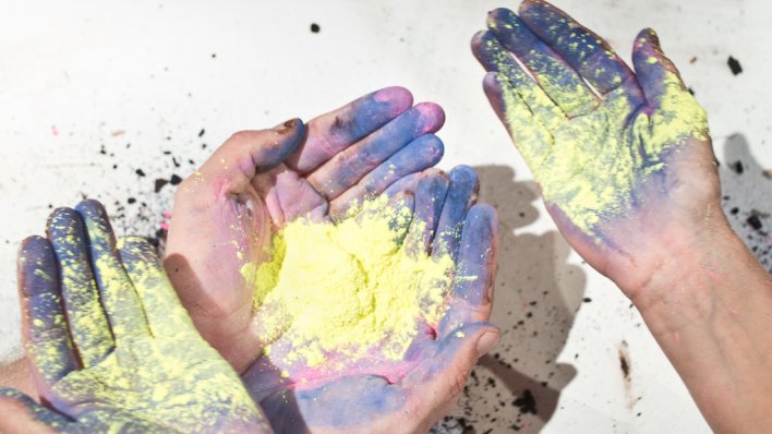 In Many Hands: Hände voller Farbstaub