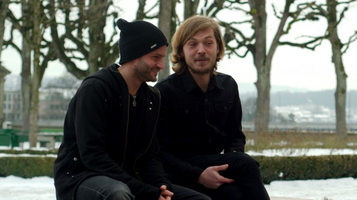 Valerio Rodelli und Maximilian Pahl im Schnee am Musik besprechen.