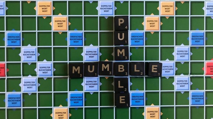 Die Worte Mumble und Plumble auf einem Scrabblebrett