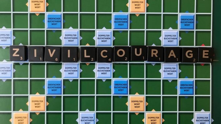 Das Wort Zivilcourage auf einem Scrabblebrett