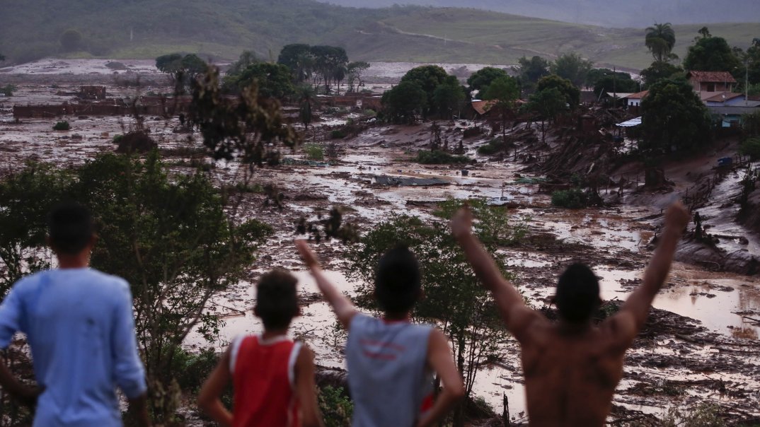 Vier Jungs stehen vor einer Landschaft, die von giftigem Schlamm überschwemmt ist