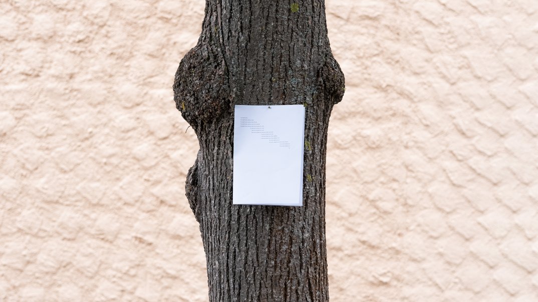 Ein Gedicht an einem Baum