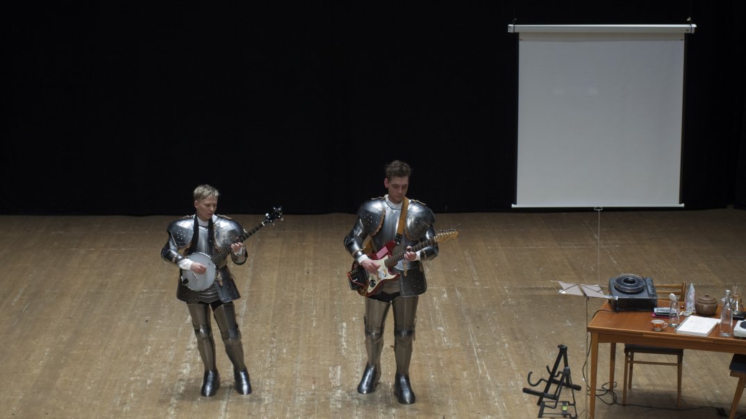 Der linke Ritter spielt Banjo und der rechte Ritter spielt Gitarre