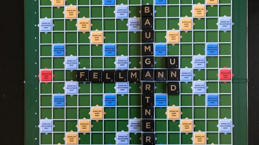 Die Worte Fellmann und Baumgartner auf einem Scrabblebrett