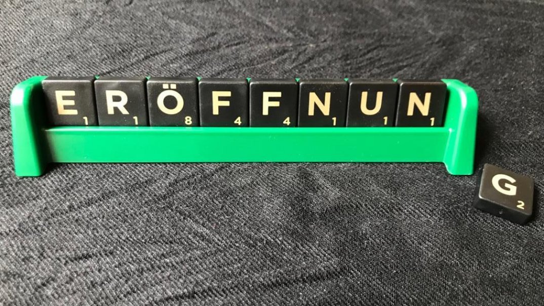 Scrabblesteine, die Eröffnung schreiben