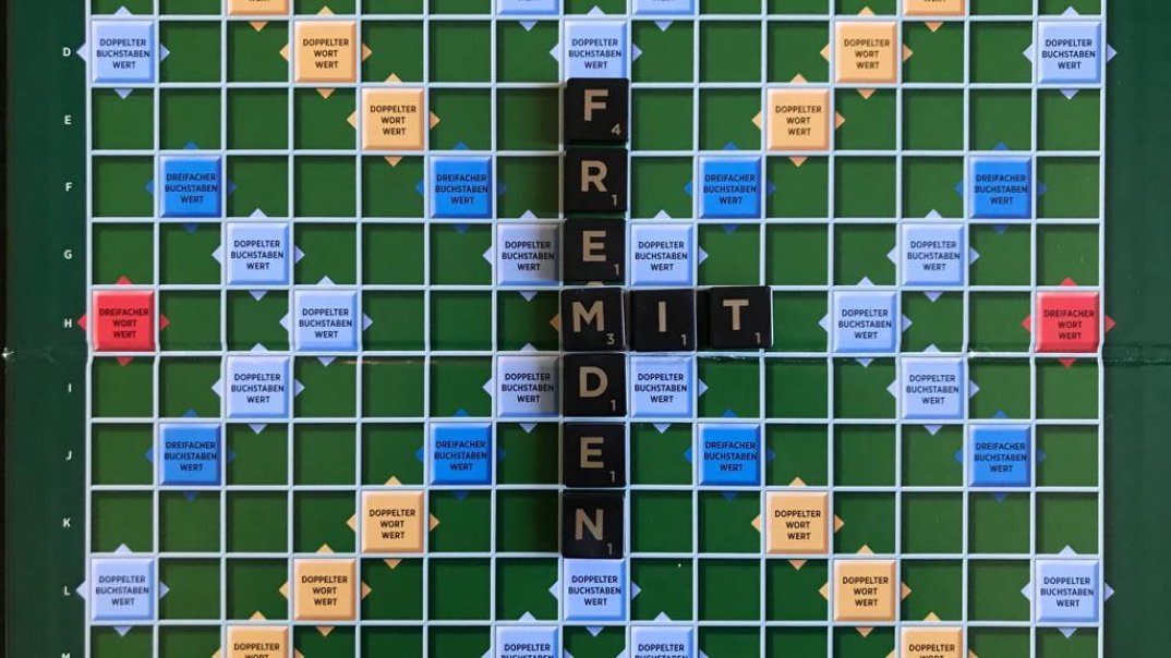 Die Wörter mit Fremden auf einem Scrabblebrett