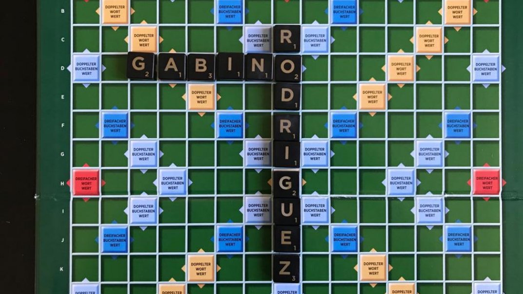 Die Wörter Gabino und Rodriguez auf einem Scrabblebrett