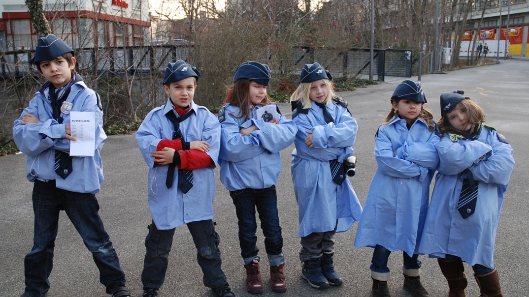 Kinder in Polizeiuniform