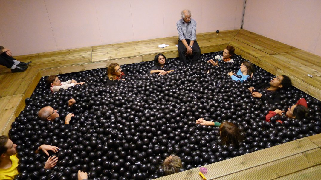 Gespräch im Ballpool von Les Thermes