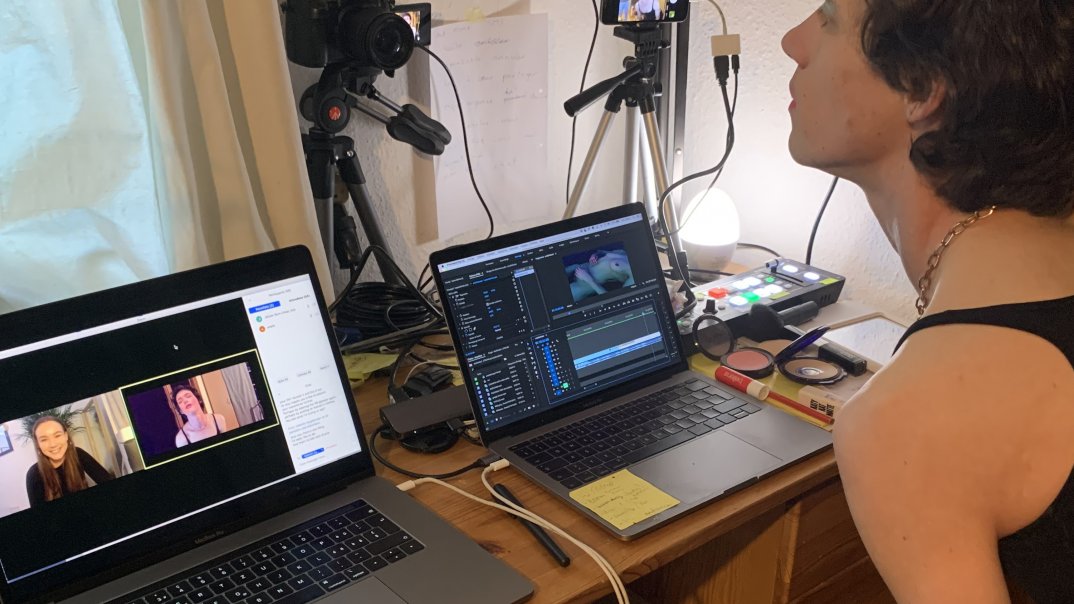 Simon Senn vor seinem Laptop