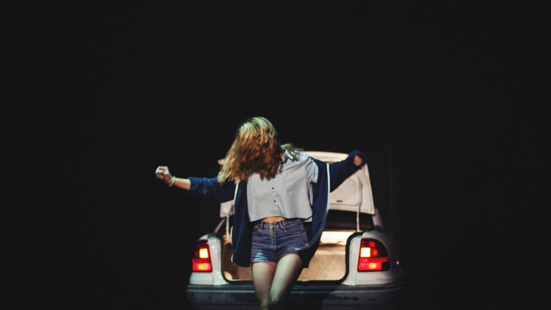 Mädchen tanzen und ein Auto