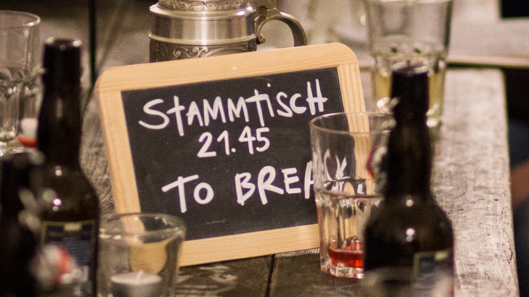 Schild mit der Aufschrift Stammtisch